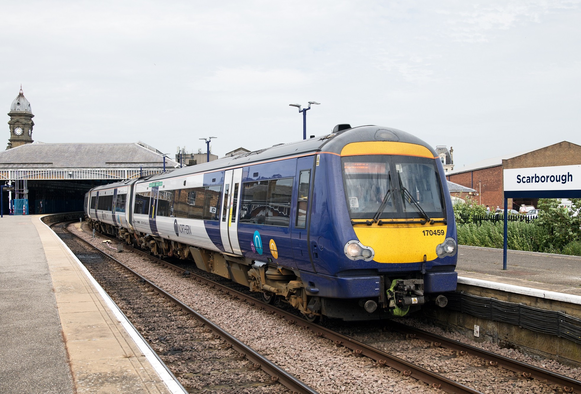 image-shows-northern-train-at-scarborough-station