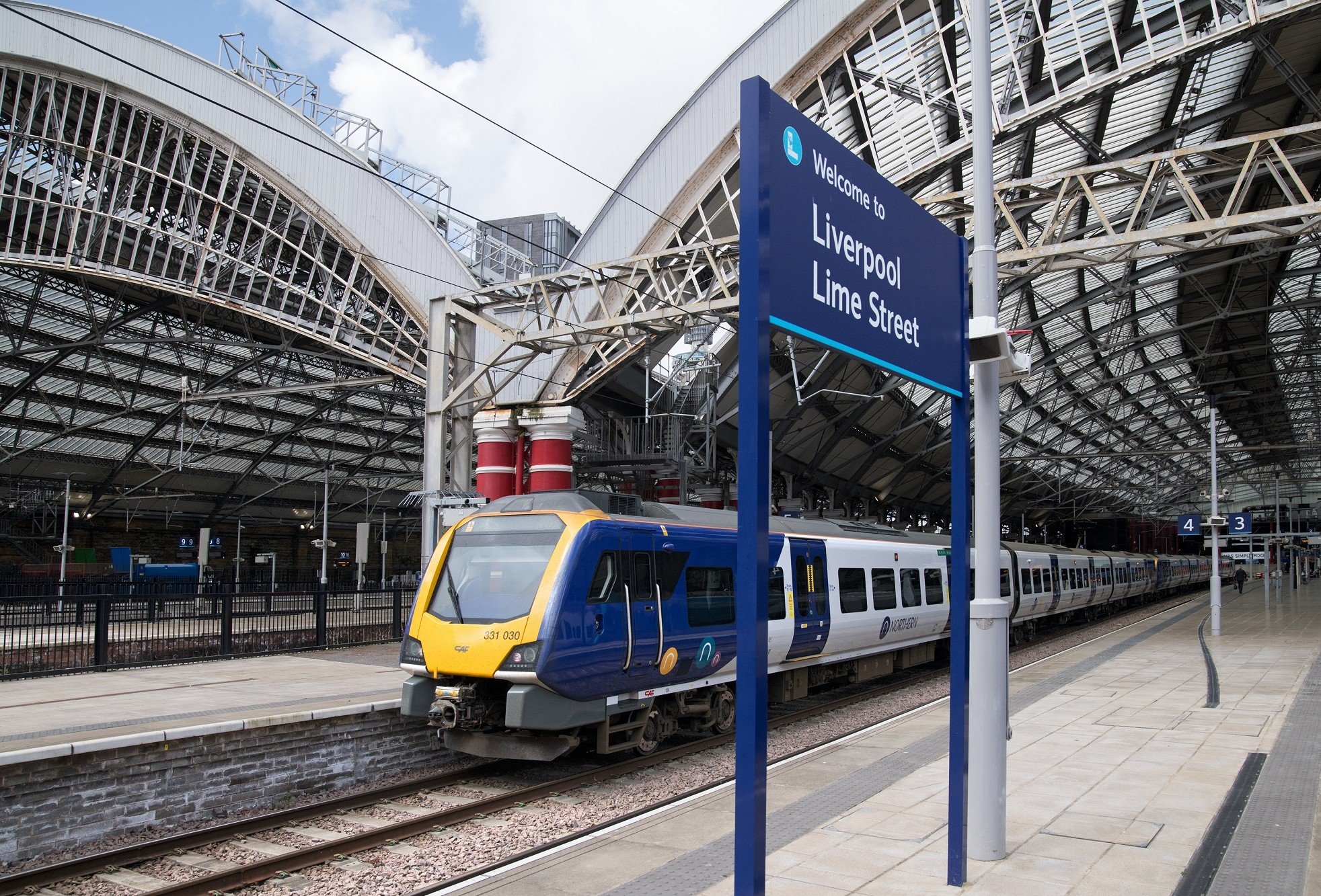 image-shows-a-northern-service-at-liverpool-lime-street-station