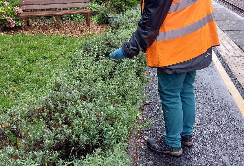 image-shows-volunteer-at-hindley-station