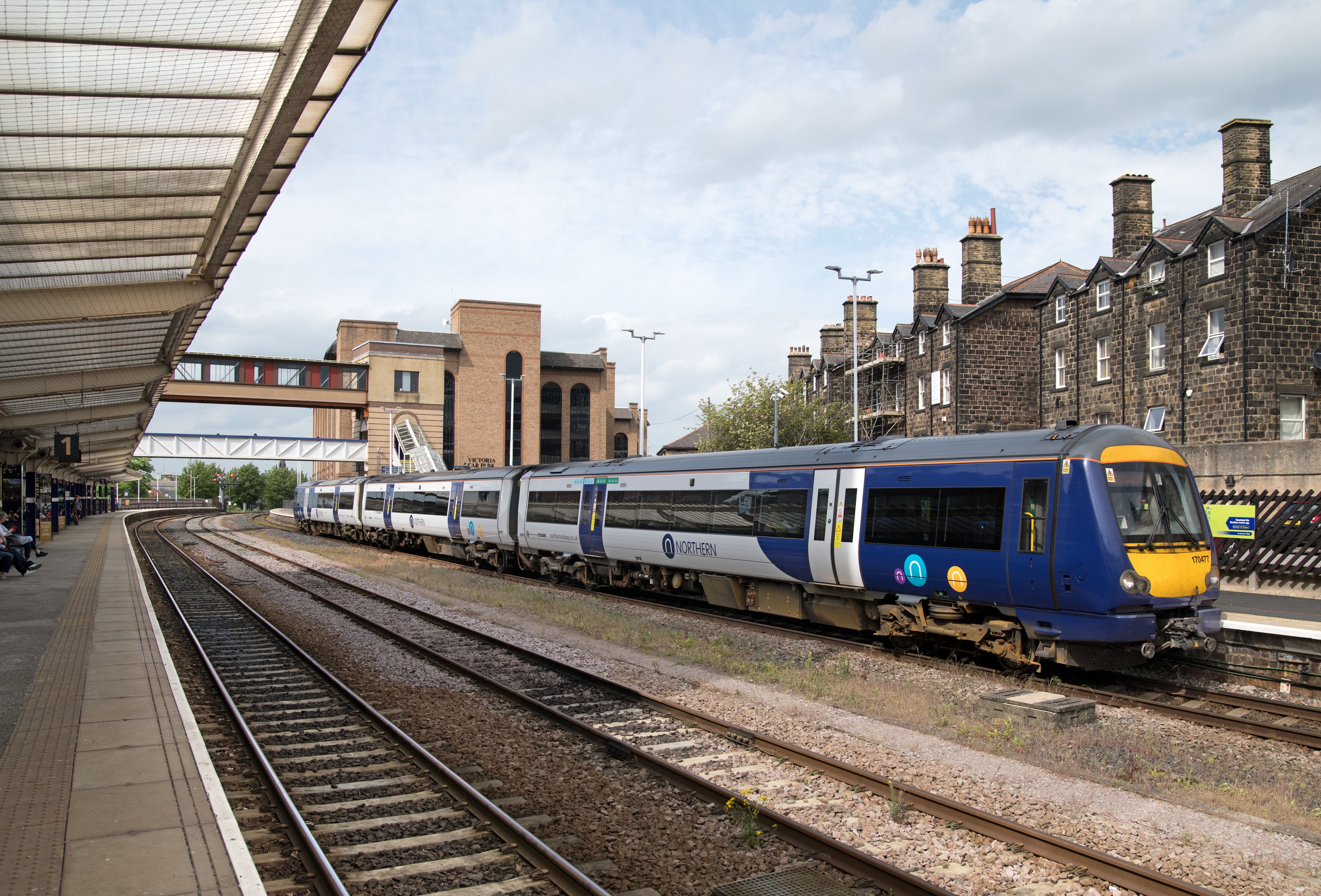 this-image-shows-a-train-standing-at-harrogate-station