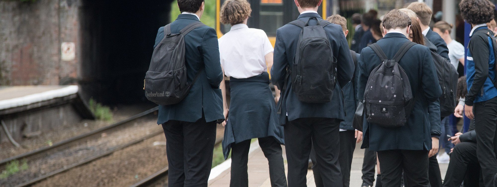 image-shows-schoolchildren-waiting-arrival-of-a-northern-service