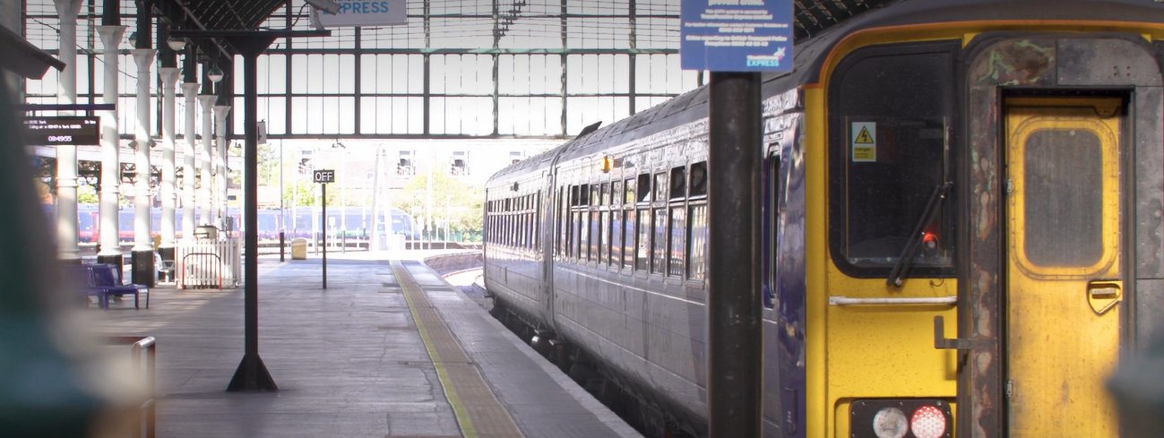 northern-train-at-hull-paragon-station