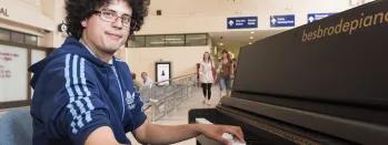 Nick Mitchell tinkles the keys at Leeds station nick-mitchell-tinkles-the-keys-at-leeds-station